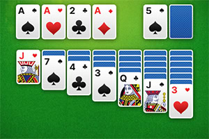 Cartas de diferentes palos organizadas en columnas sobre un fondo verde