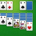 Cartas de diferentes palos organizadas en columnas sobre un fondo verde