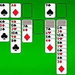 Cartas de baraja colocadas sobre un fondo verde en varias columnas organizadas
