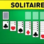 Cartas de solitario dispuestas sobre un fondo verde con el título Solitaire en amarillo