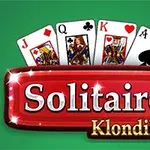 Cuatro cartas de poker (J, Q, K, A) sobre un fondo verde con el texto Solitaire Klondike en un letrero rojo brillante