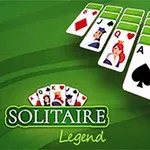 Baraja de cartas sobre un fondo verde con las letras Solitaire Legend