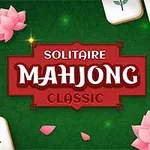 Fichas blancas de Mahjong con símbolos chinos y flores de loto rosadas sobre un fondo verde, con el texto Solitaire Mahjong Classic en el centro