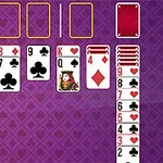 Cartas de naipes distribuidas en columnas sobre un fondo púrpura con un diseño geométrico