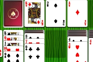 Cartas de naipes ordenadas parcialmente en columnas sobre un fondo verde, con cartas boca arriba mostrando números y palos diversos