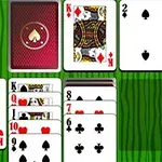 Cartas de naipes ordenadas parcialmente en columnas sobre un fondo verde, con cartas boca arriba mostrando números y palos diversos