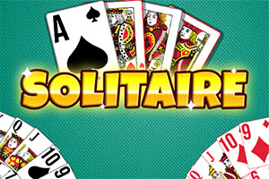 Cartas de póquer sobre un fondo verde con la palabra SOLITAIRE en letras amarillas brillantes