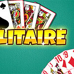 Cartas de póquer sobre un fondo verde con la palabra SOLITAIRE en letras amarillas brillantes