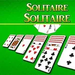 Cartas de naipes dispuestas en filas sobre un fondo verde brillante