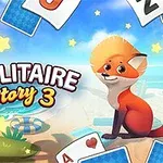 Un zorro juguetón sentado en una playa rodeado de cartas de juego