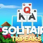 Cartas de póker con fondo de playa tropical y flores rojas, con las palabras Solitaire Tripeaks