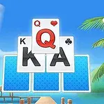 Hada sonriente con alas, rodeada de hojas y cartas de naipes en una playa con palmeras y mar al fondo