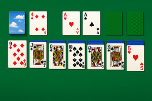 Cartas de naipes dispuestas sobre un fondo verde, con algunas cartas al descubierto y otras volteadas