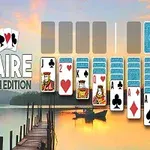 Cartas de solitario sobre un fondo de lago al atardecer con un muelle de madera