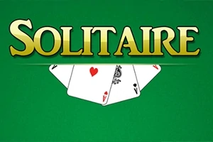 Texto amarillo de Solitaire sobre un fondo verde con cartas de juego mostrando un as de corazones, un rey de tréboles y otro as de corazones