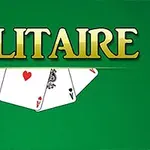 Texto amarillo de Solitaire sobre un fondo verde con cartas de juego mostrando un as de corazones, un rey de tréboles y otro as de corazones