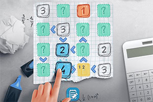 Una mano selecciona un número en un papel cuadriculado con números y flechas azules junto a una calculadora y notas escritas