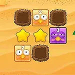 Dos bloques de personajes con expresiones diferentes, estrellas amarillas y nidos vacíos sobre un fondo de arena con hojas verdes a los lados