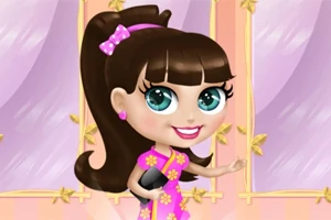 Niña de cabello castaño y ojos grandes, con vestido rosa decorado con flores amarillas y lazo en el cabello, sonriendo y sosteniendo un objeto negro frente a un fondo rosado