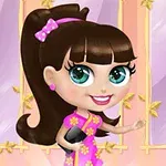Niña de cabello castaño y ojos grandes, con vestido rosa decorado con flores amarillas y lazo en el cabello, sonriendo y sosteniendo un objeto negro frente a un fondo rosado