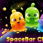 Tres criaturas alienígenas coloridas y sonrientes sobre un planeta, con un fondo espacial estrellado