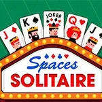 Cartas de juego con personajes de la baraja detrás de un letrero iluminado que dice Spaces Solitaire sobre un fondo verde