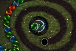 Bolas de colores en espiral sobre un fondo de césped verde con un agujero al final del camino