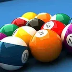 Bolas de billar de diferentes colores y números dispuestas en un triángulo sobre una mesa azul