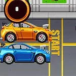 Dos coches de carreras, uno naranja y otro azul, están alineados sobre una pista gris en la línea de salida con un semáforo y una moneda dorada visible