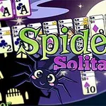 Una carta de solitario estilo araña con una bruja sonriente al lado de un caldero y un castillo oscuro de fondo