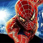 Persona con traje rojo y azul con patrón de telaraña columpiándose sobre una ciudad iluminada