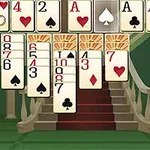 Cartas de juego organizadas en columnas sobre un fondo de escaleras, con iconos de reloj, lupa y llave visibles