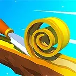 Cuchillo pelando una rama de madera y formando una espiral sobre un fondo azul