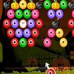 Calabazas de Halloween y ojos coloridos flotan sobre un fondo de casa embrujada y árboles en sombras