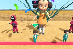 Muñeca gigante en un campo de trigo con personajes en trajes verdes y guardias en trajes rojos