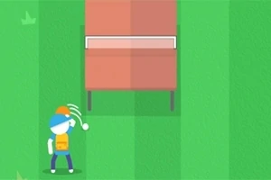 Persona con gorra y mochila lanzando una pelota hacia una mesa en un campo verde