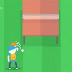 Persona con gorra y mochila lanzando una pelota hacia una mesa en un campo verde