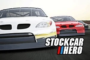 Carrera de autos en pista con un auto blanco al frente y un auto rojo detrás, acompañados del texto Stockcar Hero en la esquina inferior derecha