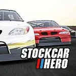 Carrera de autos en pista con un auto blanco al frente y un auto rojo detrás, acompañados del texto Stockcar Hero en la esquina inferior derecha