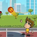 Un personaje animado lanza una pelota de baloncesto hacia una canasta en un parque con edificios al fondo