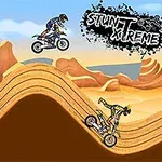 Tres motociclistas realizan acrobacias sobre colinas en un paisaje desértico con el logo Stunt Xtreme en la esquina superior derecha
