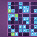 Un tablero de rompecabezas con números en celdas azules y verdes sobre un fondo morado
