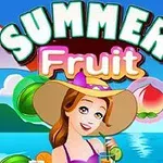 Mujer con sombrero de ala ancha disfrutando de una bebida en la playa, con frutas y un paraguas de playa de fondo