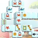 Fichas apiladas con ilustraciones de animales marinos y estrellas de mar sobre un fondo con hojas de palmera