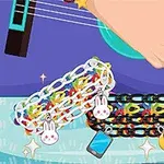 Mano tocando guitarra con pulsera de cadenas coloridas adornadas con dijes de conejo, teléfono y luna