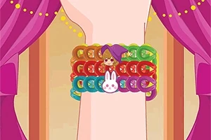 Una muñeca con pulseras coloridas y dijes en forma de conejo y personaje animado, frente a unas cortinas púrpura
