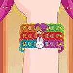 Una muñeca con pulseras coloridas y dijes en forma de conejo y personaje animado, frente a unas cortinas púrpura