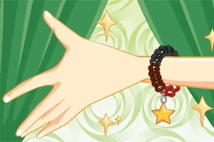 Una mano extendida con una pulsera de cuentas negras y un dije de estrella, sobre un fondo de cortina verde y remolinos con destellos dorados