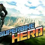 Motocicleta en movimiento sobre una carretera rodeada de un paisaje montañoso, con el texto SUPERBIKE HERO en la parte inferior