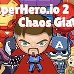 Personajes de estilo caricatura con trajes de superhéroes coloridos en el centro de la imagen, con un fondo dinámico y letras grandes en la parte superior